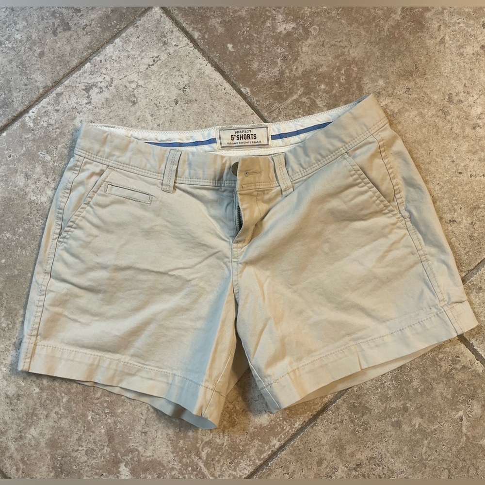 Old Navy Women's Perfect 5” Khaki Shorts - Size 2.